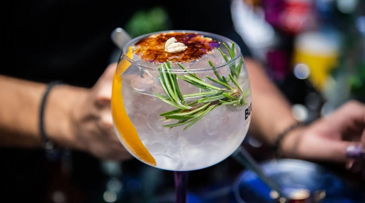 Gin and Tonic beverage.